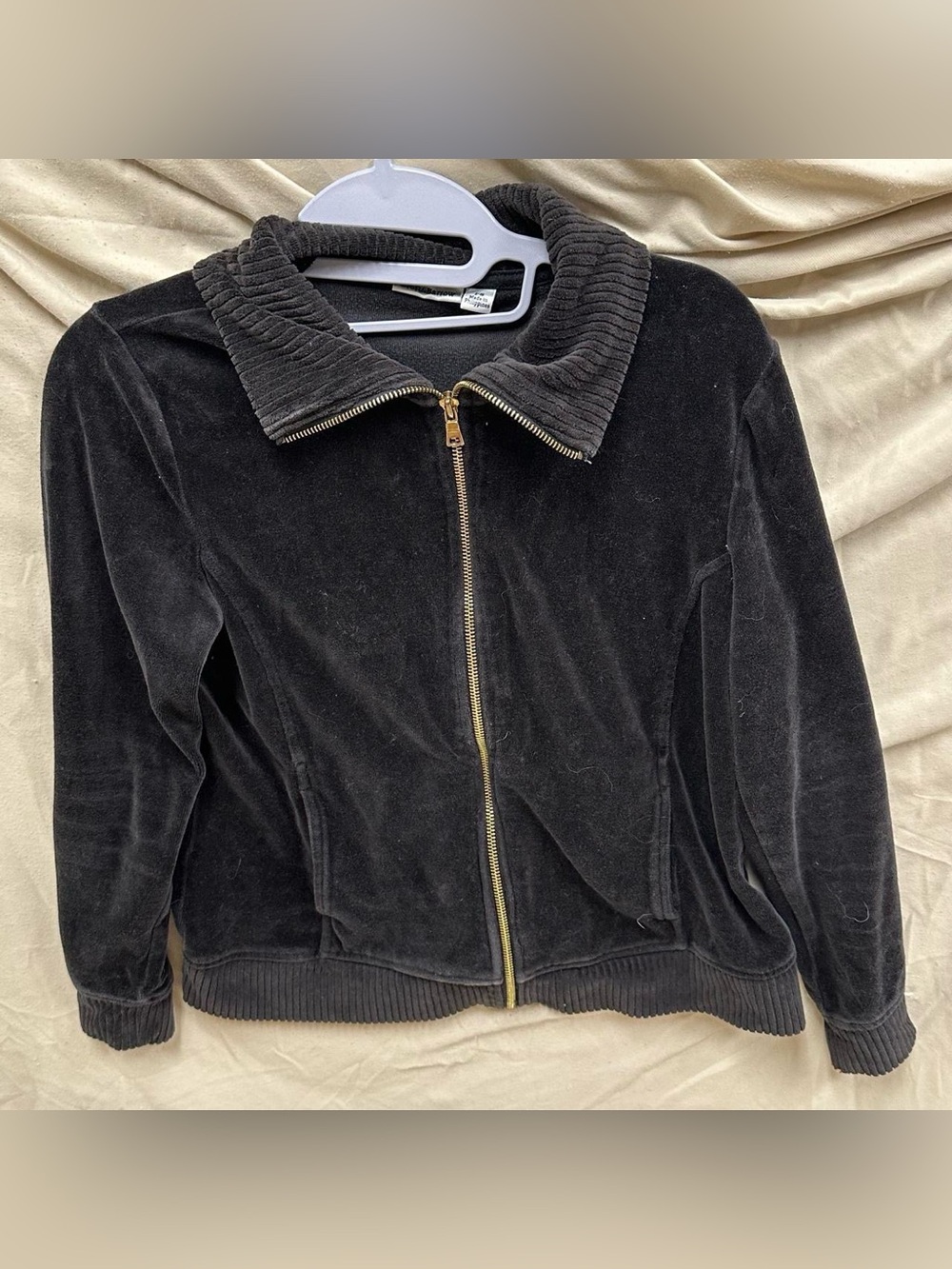 Soft black collar jacket with golden zipper.